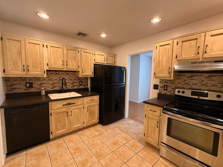 Eat-in Kitchen - 166 Old Brookfield Rd