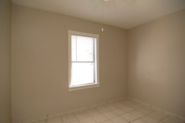 Building Photo - Charming 2 Bedroom 1 Bath Home! Close to t...