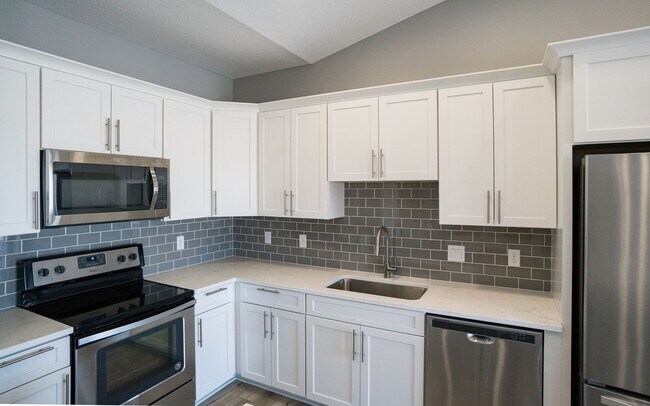 Building Photo - Beautiful 4 Bedroom Home! 3 Car Garage, NE...