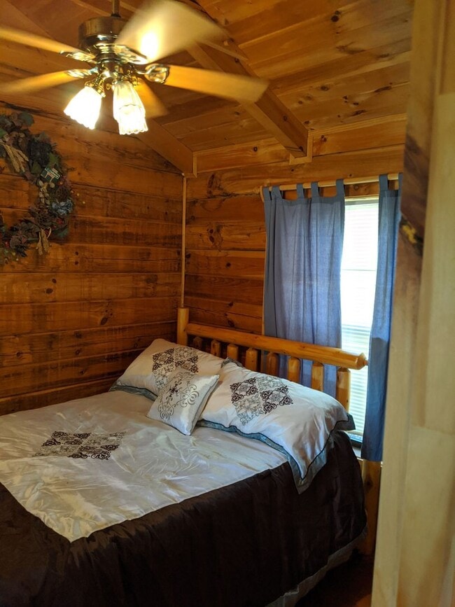 Building Photo - 2 Bed 1 Bath Cabin- All Utilities Included...