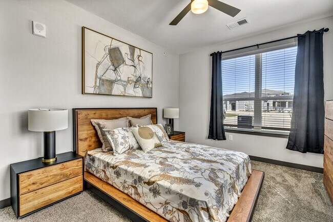 Building Photo - Resort-Style Living | 8 Weeks Free + $1250 Off!