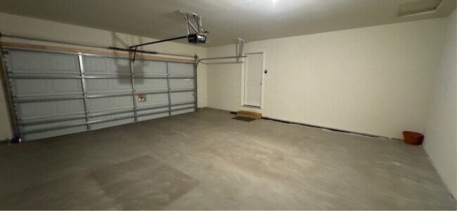 Building Photo - 1038 White Tail Ln
