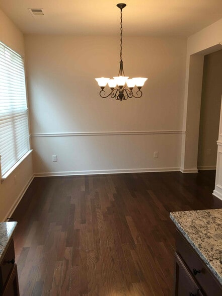 Building Photo - 3085 Clear View Dr