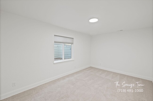 Building Photo - Luxury 5-Bedroom Home in the Award-Winning...