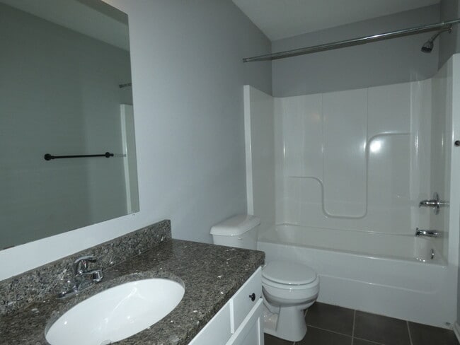 Building Photo - Beautiful Town Home!