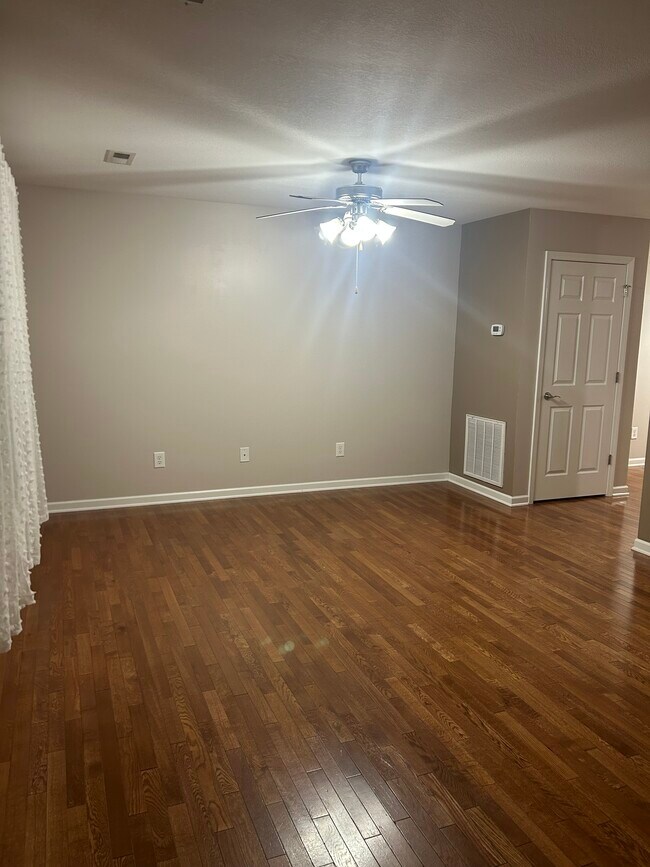 Building Photo - 2121 S Greenwood Dr