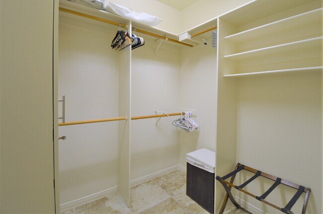 Building Photo - 3 Bedrooms and 2.5 Bathrooms Home on 7th Tee!