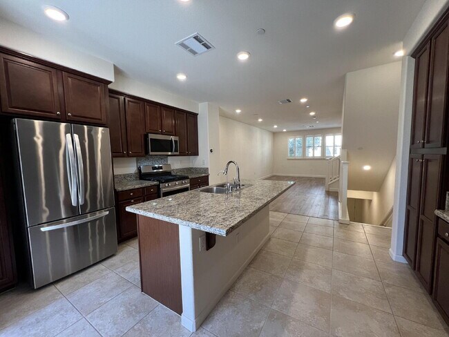 Building Photo - Spacious 2 Bedroom Townhome in San Jose