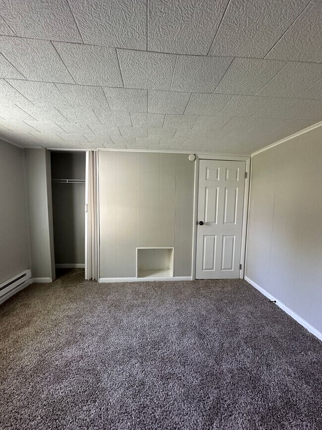 Building Photo - Backyard Nights & Front Porch Mornings — Cozy 3BR Brick Ranch in Fairlawn