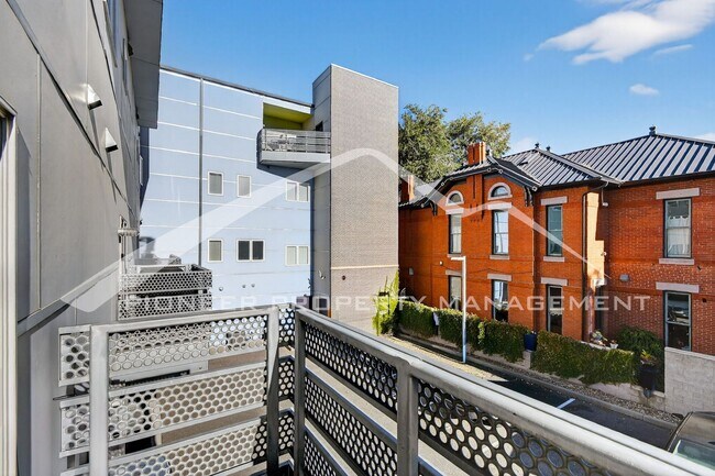 Building Photo - Stunning Condo with City Views and 2 Reser...