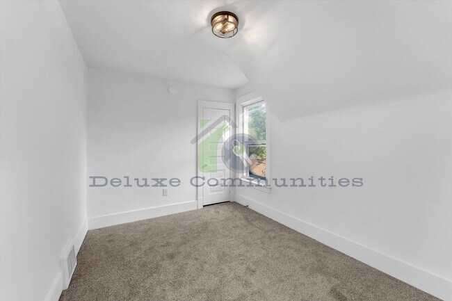 Building Photo - Remodeled 3BR + Flex Room | Steps from Leo...
