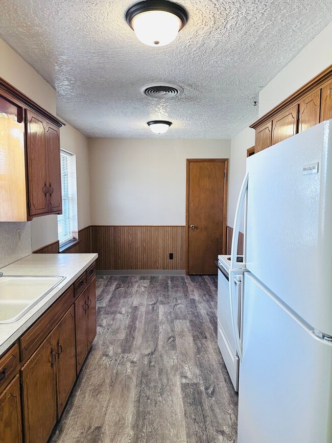 Building Photo - 3-bed 1-bath 1-car Single Family near