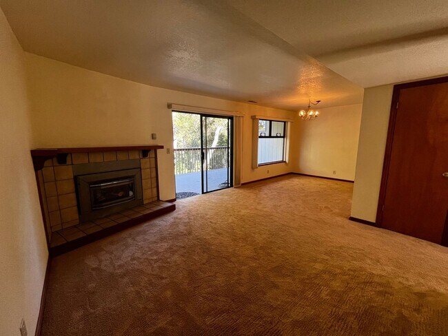 Building Photo - Charming Santa Cruz Townhouse: 3 Beds, 2.5...