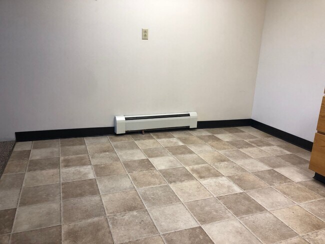 Building Photo - Pet Friendly! Great 2 bedroom one bath gar...