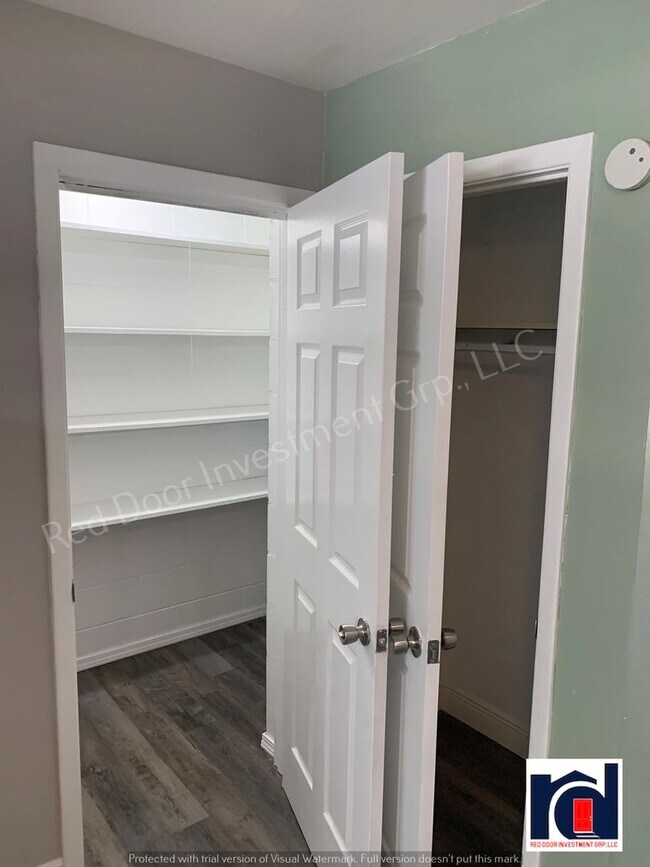 Building Photo - 2 Bedroom 1.5 Bath in the Heart of Downtow...