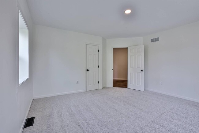 Building Photo - 252 Linden Ave