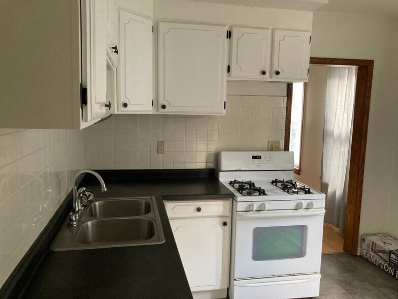 Building Photo - 712 6th St NE