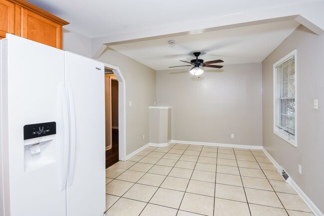 Building Photo - Gorgeous 3BR Home with Covered Parking in Prime Kennesaw Location