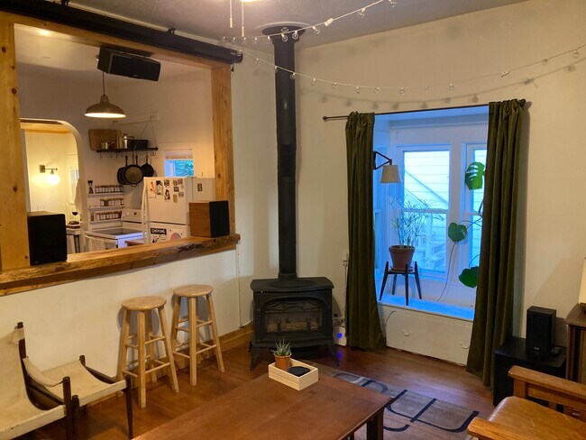 living room - 908 S Jefferson St