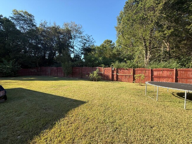 Building Photo - 4/2 Home Available Now!