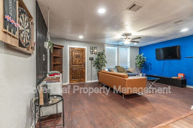 Building Photo - 432 E Drexel Ave