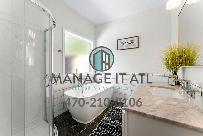 Building Photo - Cozy 3 bedroom house located one block from the Beltline!