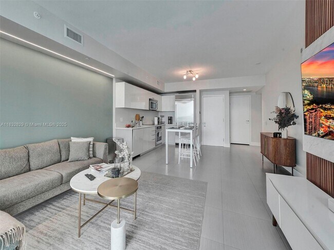 Building Photo - 1300 Brickell Bay Dr