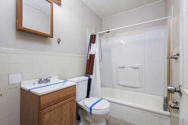 Building Photo - 621 E Meyers Ave