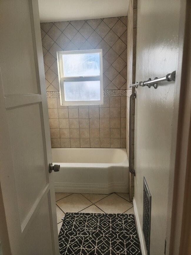 Building Photo - Private 2 bedroom 1 bath home