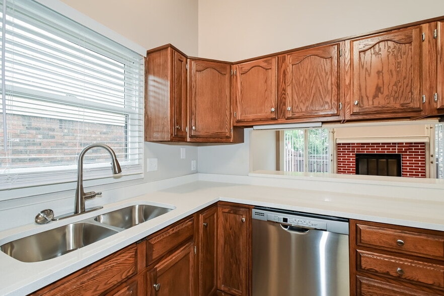 Building Photo - 1068 W Southport Rd