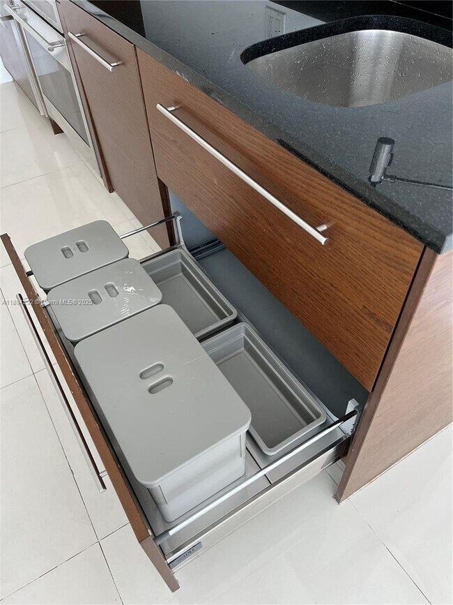 Building Photo - 495 Brickell Ave