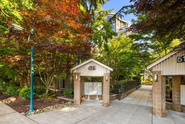 Building Photo - Kirkland Top Floor Large 1 BR+ 1 BA Condo with High Ceilings