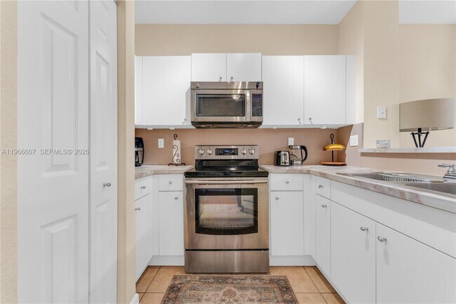 Building Photo - 8844 S Isles Cir