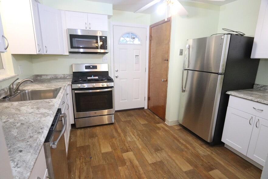 Kitchen - 3246 Ladoga St