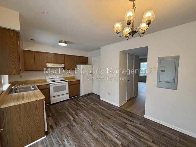 Building Photo - 5230 King's Wood Ln