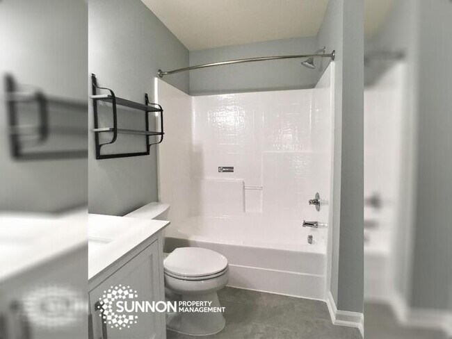 Building Photo - Updated 2 Bed, 2.5 Bath Townhome!