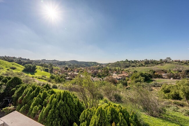 Building Photo - Fully furnished Canyon View 5 Bed Single Family