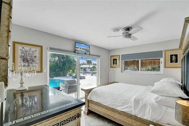 Building Photo - 2830 NE 55th St