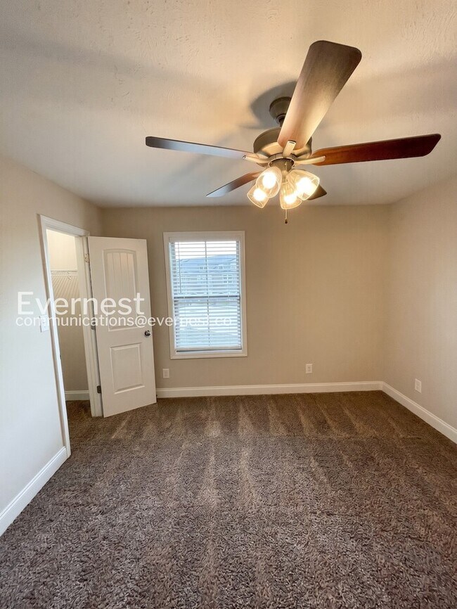 Building Photo - 3 Bed/3 Bath Townhome with Off-Street Parking / Pet-Friendly / Vouchers Accepted / Available Now!