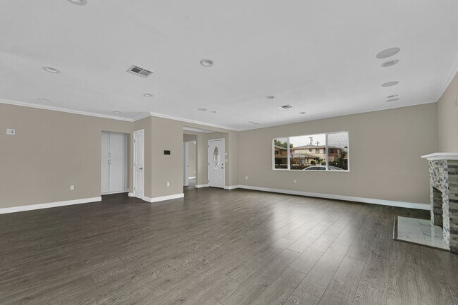 Building Photo - 7237 Tujunga Ave