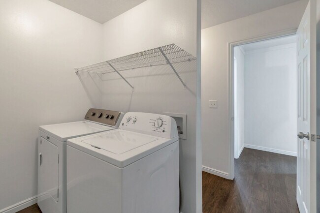 Building Photo - REFRESHED 5-Bedroom Home in Desirable Draper - Pet Friendly - NEW CARPET UPSTAIRS | Refreshed kit...