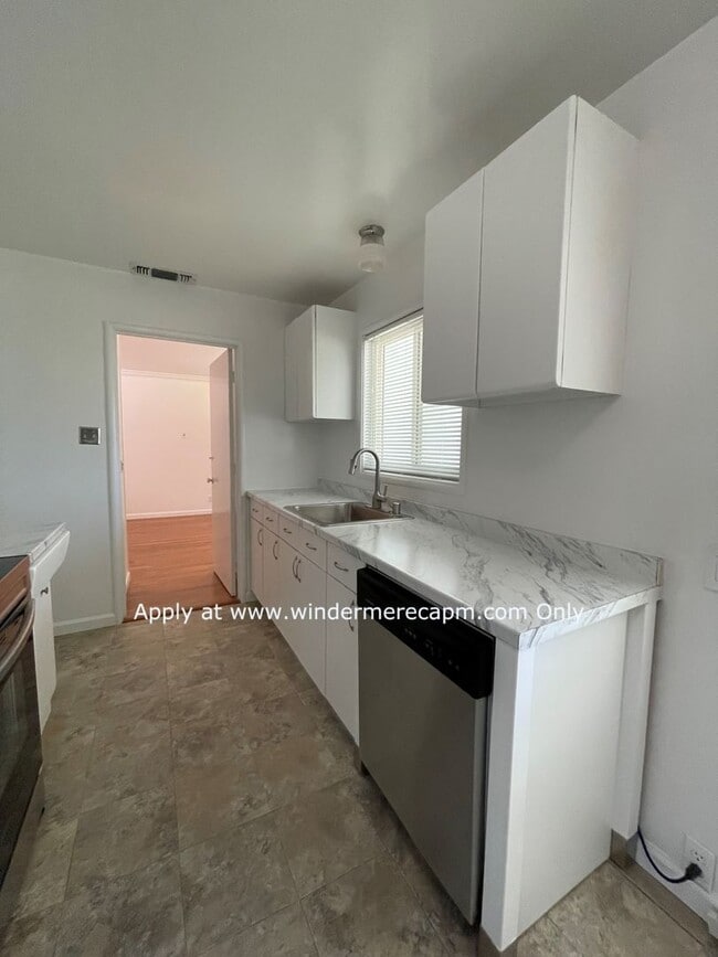 Building Photo - Fabulous Hollywood Park home 2BDRM 2BATH + Bonus/Office Room