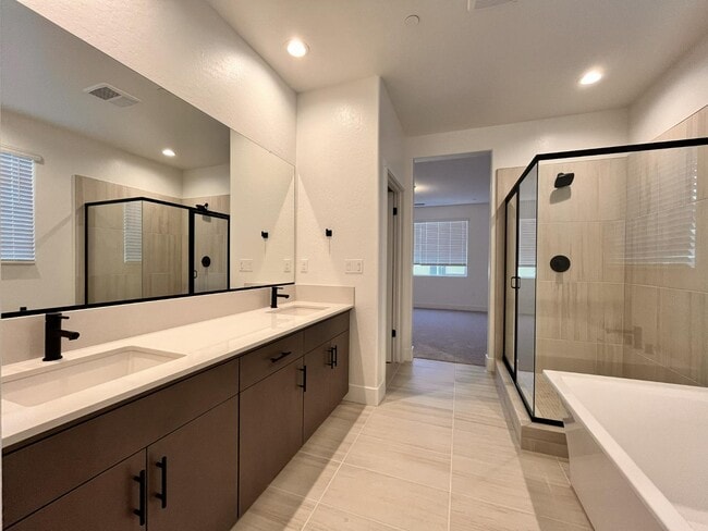 Building Photo - 2827 E Colina Dr
