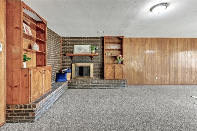 Building Photo - Huge Living Room with Fireplace!!!