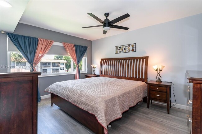 Building Photo - 681 S Hollybrook Dr