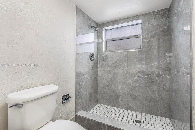 Building Photo - 9450 Live Oak Pl