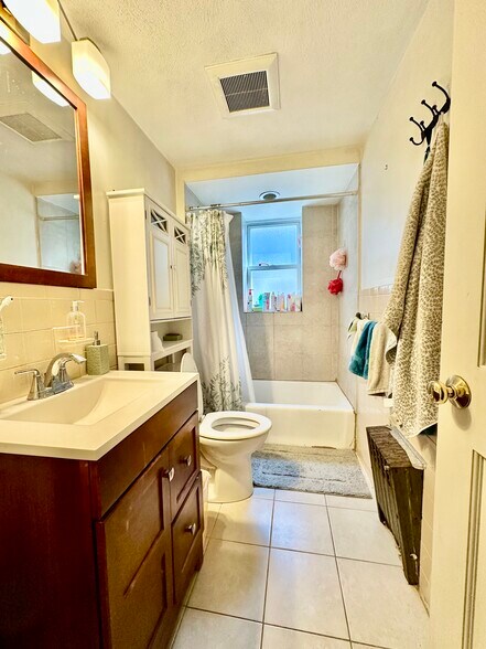 Building Photo - 93 Hillside St