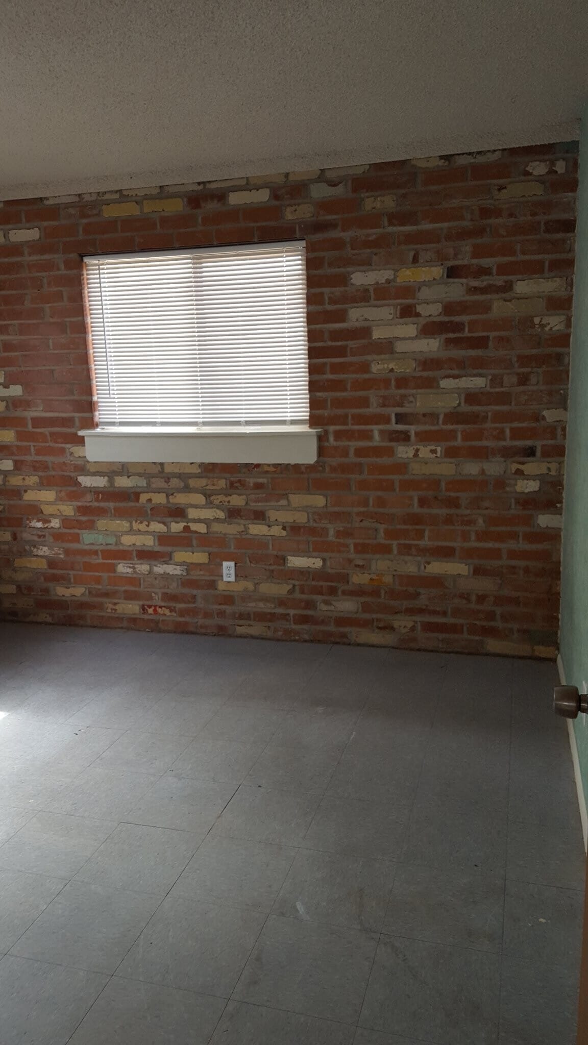 Building Photo - 2107 N Edison Terrace