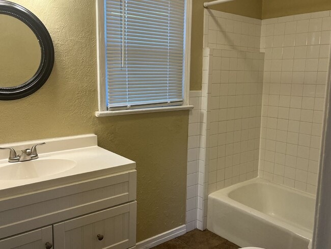 Building Photo - Charming 3-Bedroom Home with Hardwood Floo...