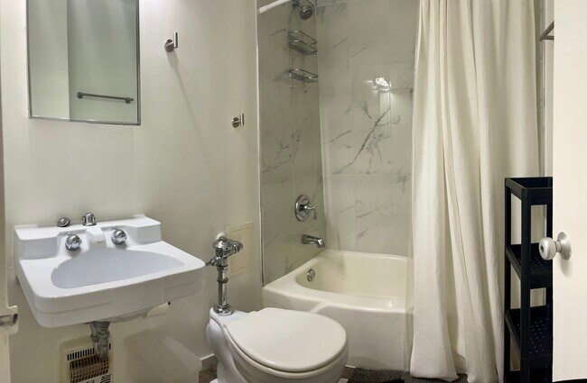 Building Photo - 1451 E 55th St